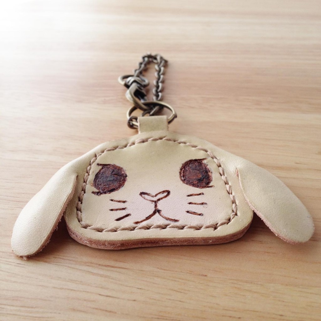 革製たれ耳うさぎチャーム(オレンジ) - うさぎ雑貨 RABBIT MOTIF(ラビットモチーフ)