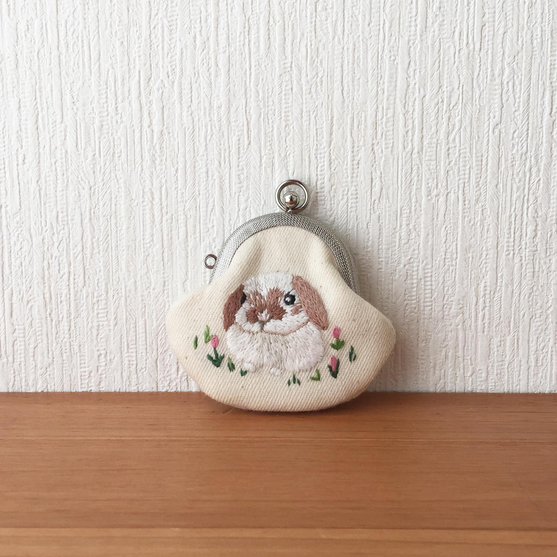 刺繍のジュエリーがま口 たれ耳うさぎブロークン茶