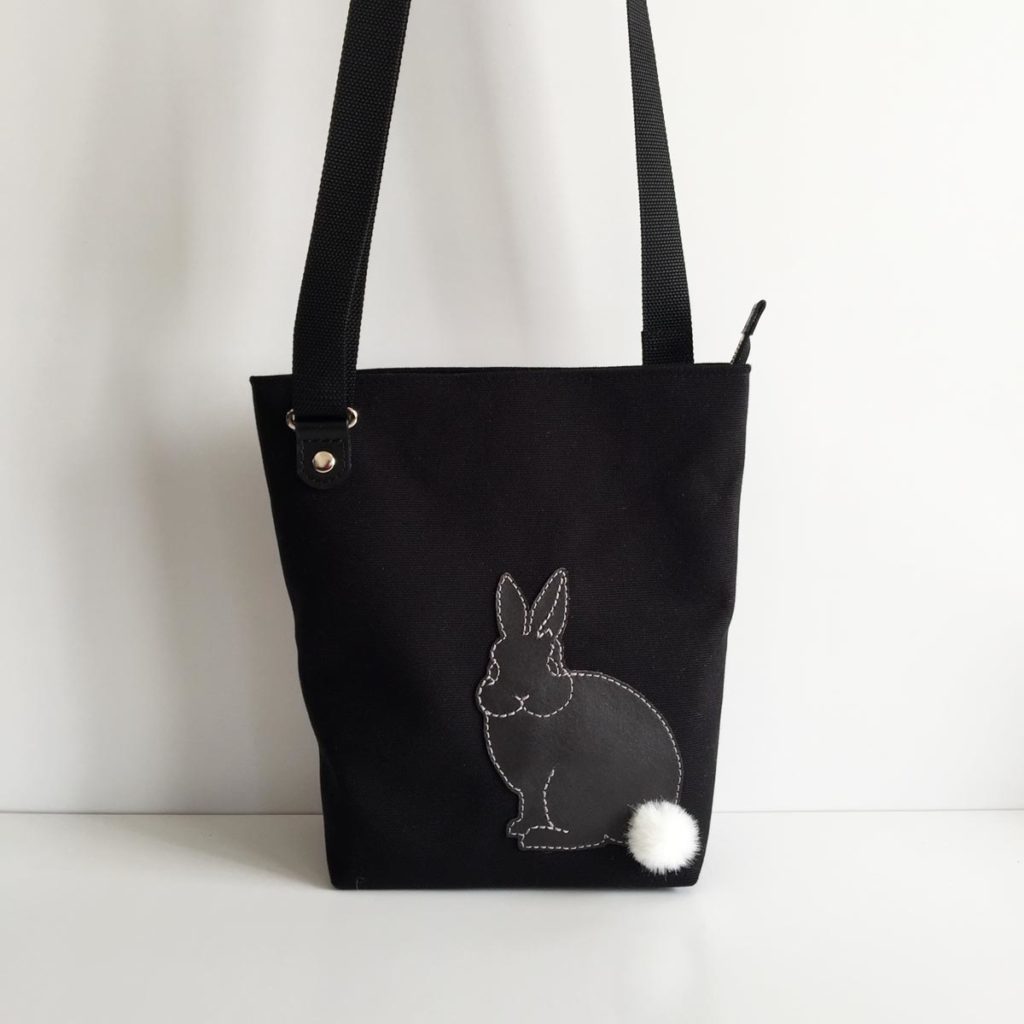 たち耳うさぎのショルダーバッグ(スクエアM・黒) - うさぎ雑貨 RABBIT MOTIF(ラビットモチーフ)