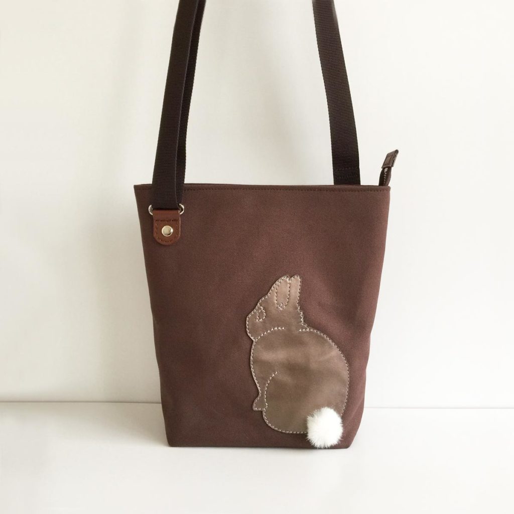 たち耳うさぎのショルダーバッグ(スクエアM・焦げ茶) - うさぎ雑貨 RABBIT MOTIF(ラビットモチーフ)