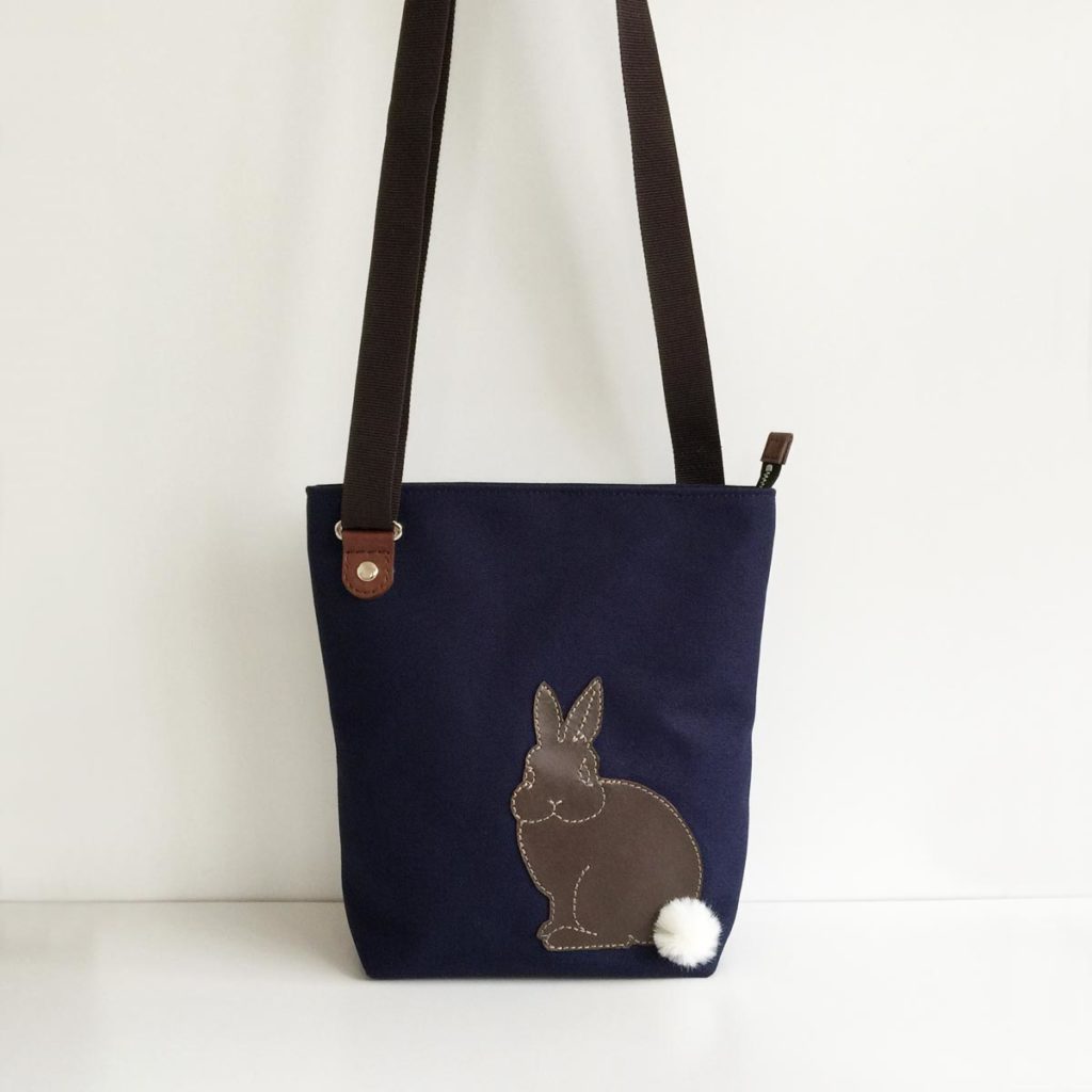 たち耳うさぎのショルダーバッグ(スクエアM・ネイビー) - うさぎ雑貨 RABBIT MOTIF(ラビットモチーフ)