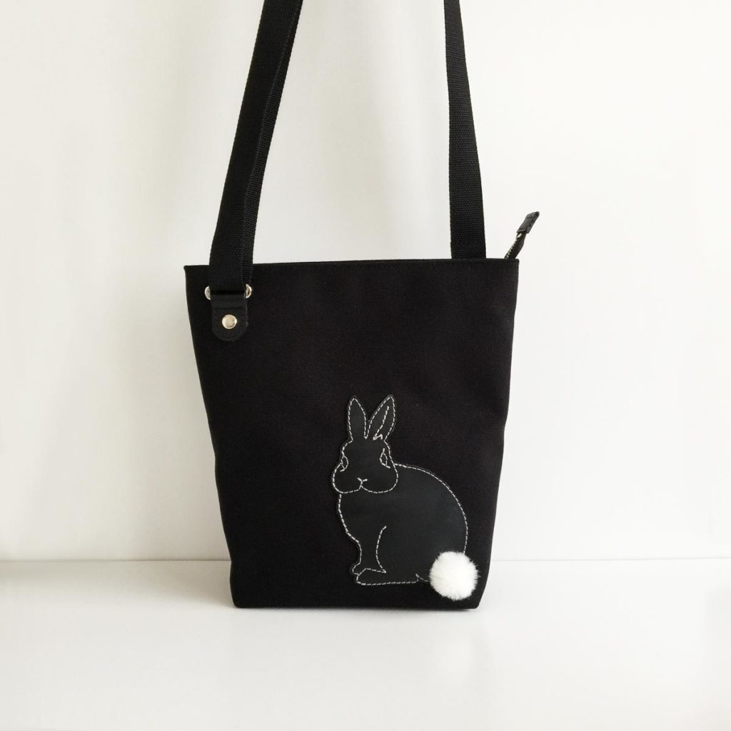 たち耳うさぎのショルダーバッグ(スクエアM・黒) - うさぎ雑貨 RABBIT MOTIF(ラビットモチーフ)
