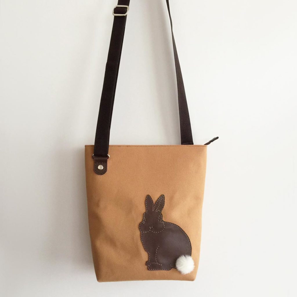 たち耳うさぎのショルダーバッグ(スクエアM・オレンジ) - うさぎ雑貨 RABBIT MOTIF(ラビットモチーフ)