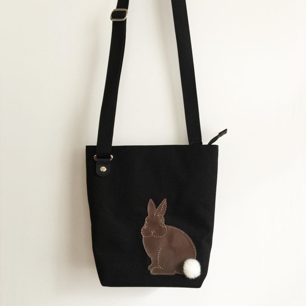 たち耳うさぎのショルダーバッグ(スクエアM・黒) - うさぎ雑貨 RABBIT MOTIF(ラビットモチーフ)