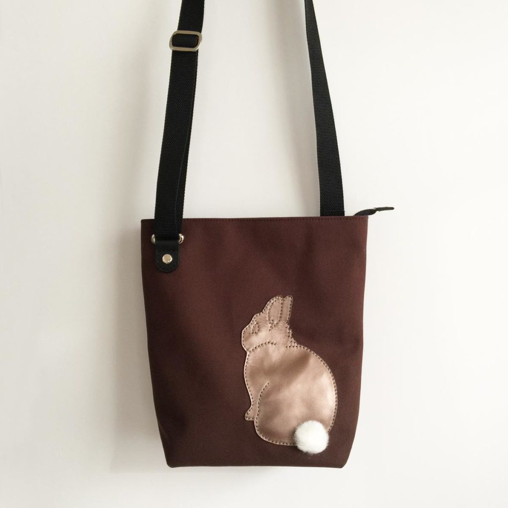 たち耳うさぎのショルダーバッグ(スクエアM・こげ茶) - うさぎ雑貨 RABBIT MOTIF(ラビットモチーフ)