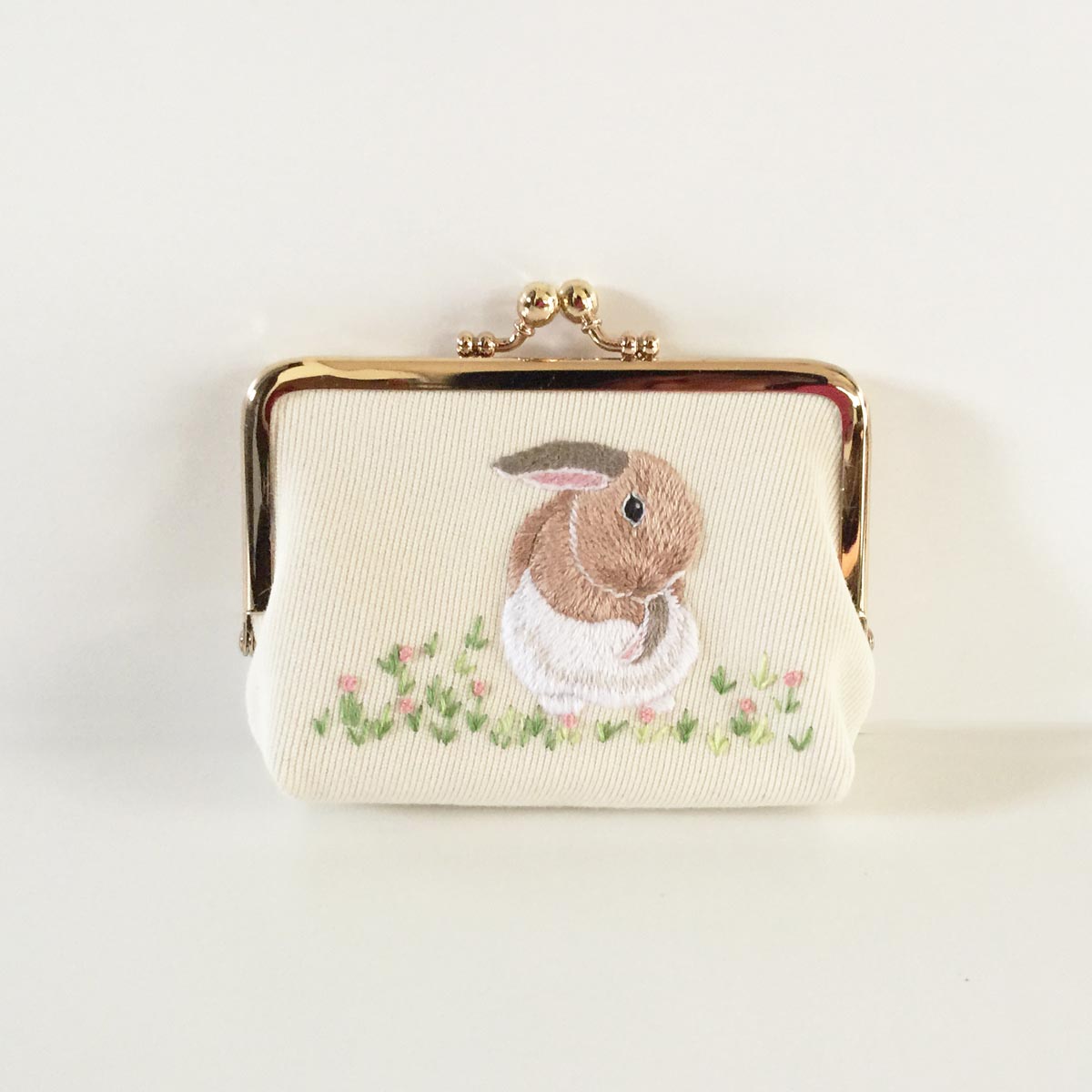美品　familiar 赤いウサギとクマの刺繍 アネモネとバラと過ごすウサギさん＞Chicchi刺繍キット - DMC