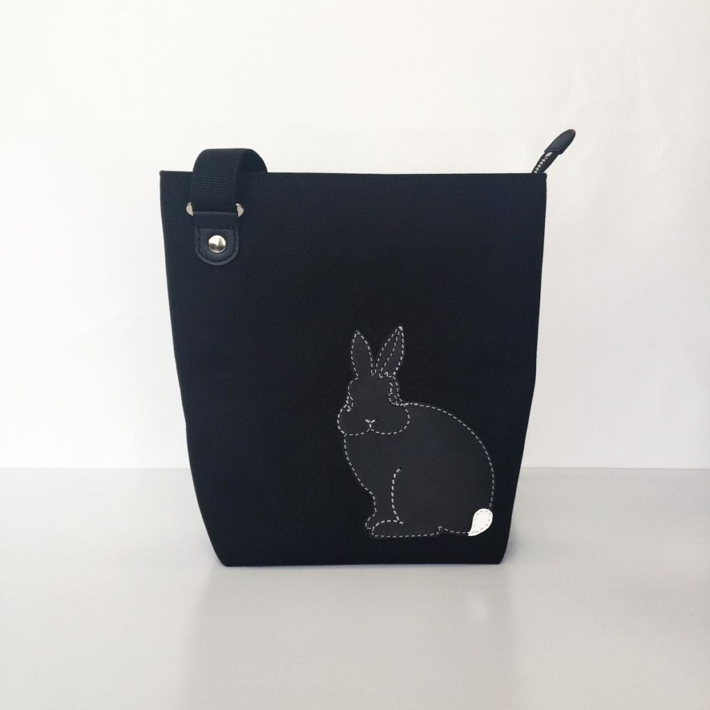 たち耳うさぎのショルダーバッグ(スクエアM・黒×黒) - うさぎ雑貨 RABBIT MOTIF(ラビットモチーフ)