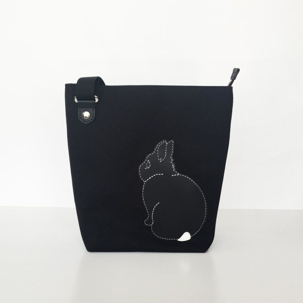 たち耳うさぎのショルダーバッグ(スクエアM・黒×黒) - うさぎ雑貨 RABBIT MOTIF(ラビットモチーフ)