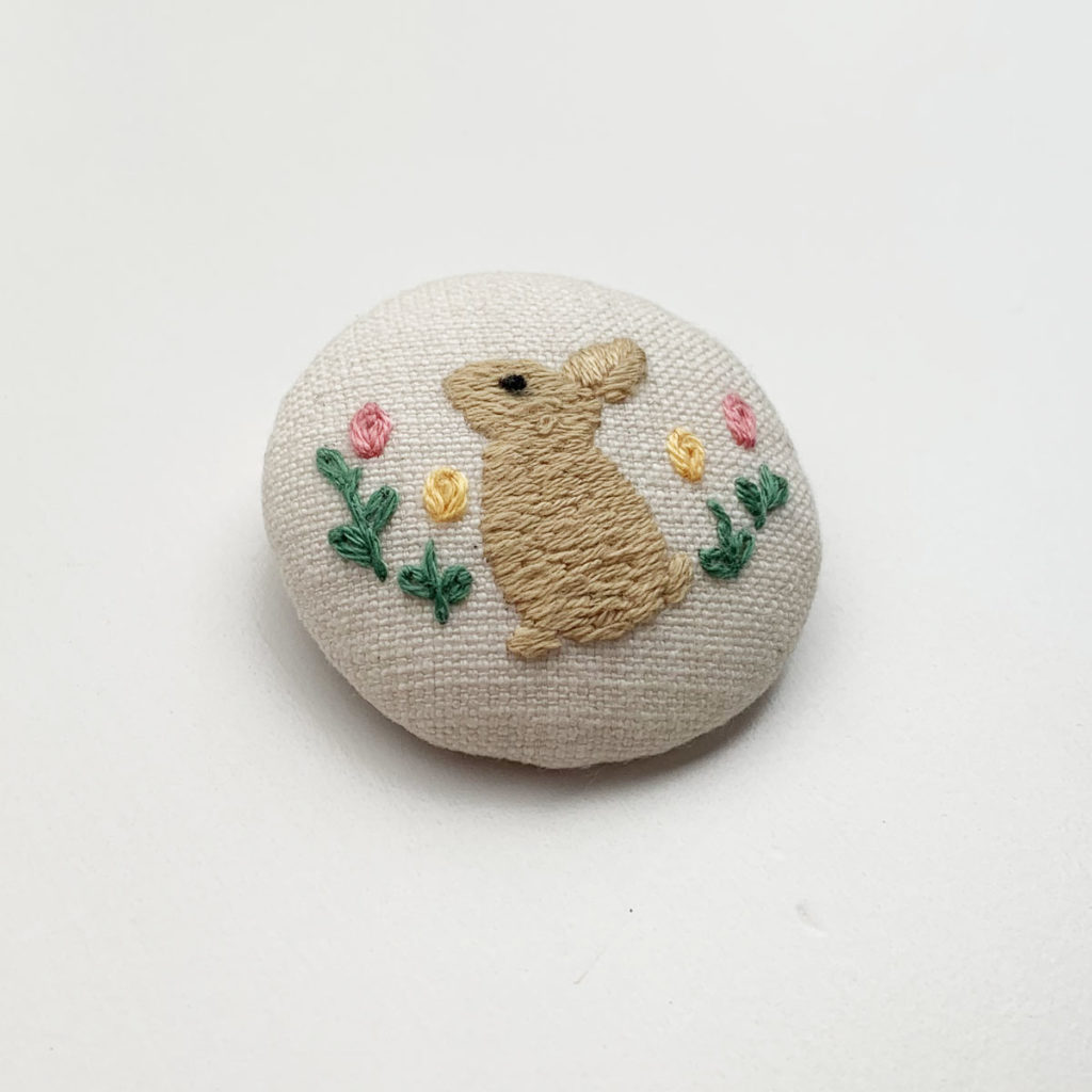 手刺繍ブローチ(たち耳・オレンジ) - うさぎ雑貨 RABBIT MOTIF(ラビットモチーフ)