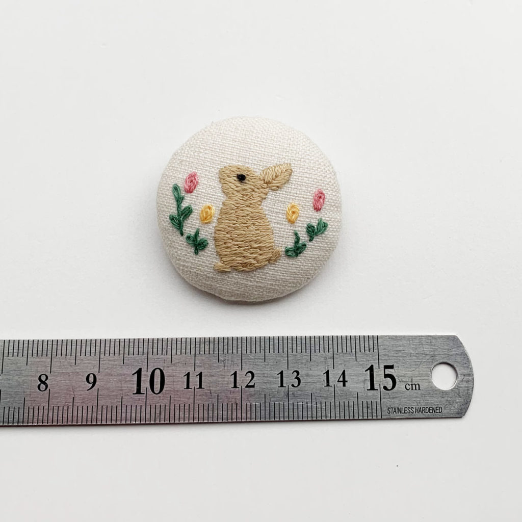 手刺繍ブローチ(たち耳・オレンジ) - うさぎ雑貨 RABBIT MOTIF(ラビットモチーフ)
