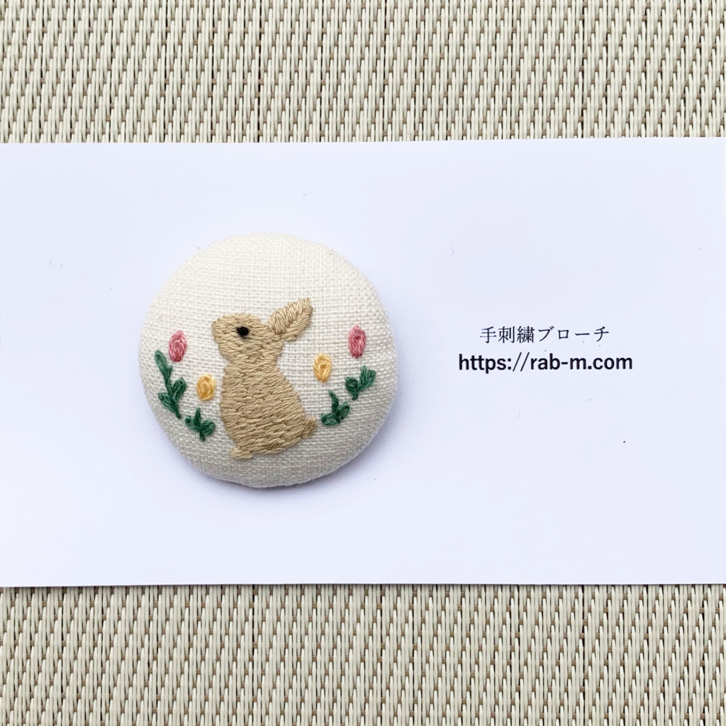 手刺繍ブローチ(たち耳・オレンジ) - うさぎ雑貨 RABBIT MOTIF(ラビットモチーフ)