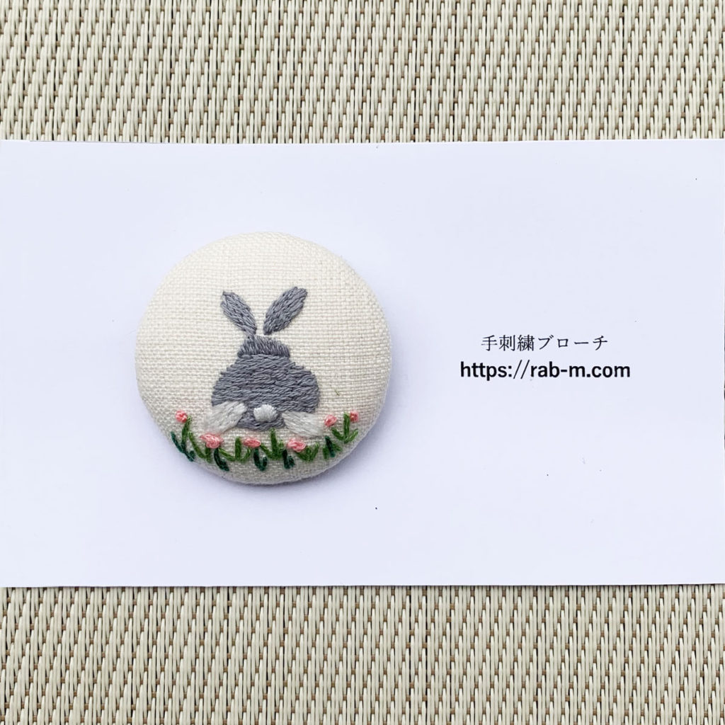 手刺繍ブローチ(たち耳・グレイ) - うさぎ雑貨 RABBIT MOTIF(ラビットモチーフ)