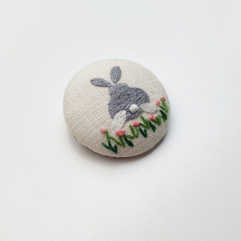 手刺繍ブローチ(たち耳・グレイ) - うさぎ雑貨 RABBIT MOTIF(ラビットモチーフ)