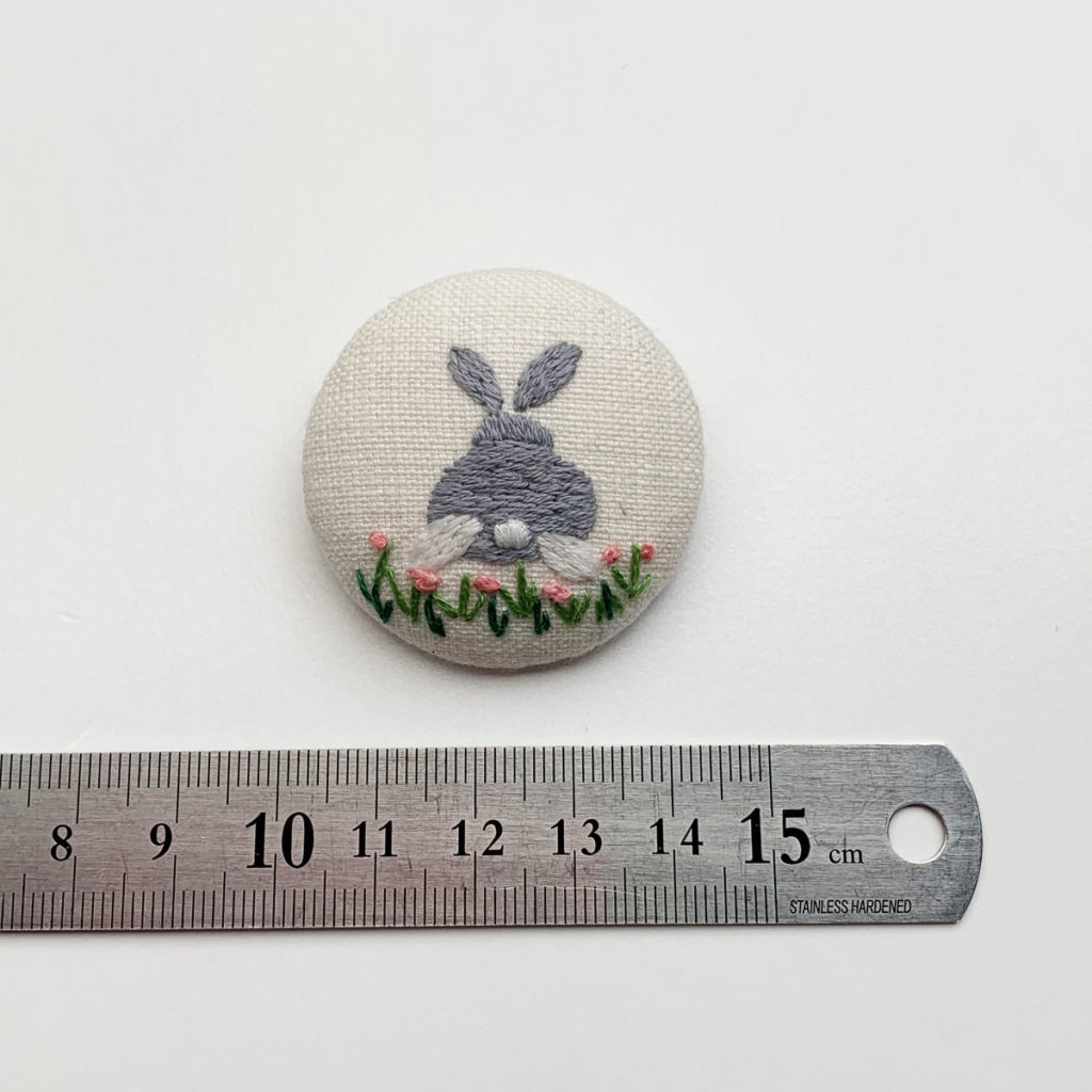 手刺繍ブローチ(たち耳・グレイ) - うさぎ雑貨 RABBIT MOTIF(ラビットモチーフ)
