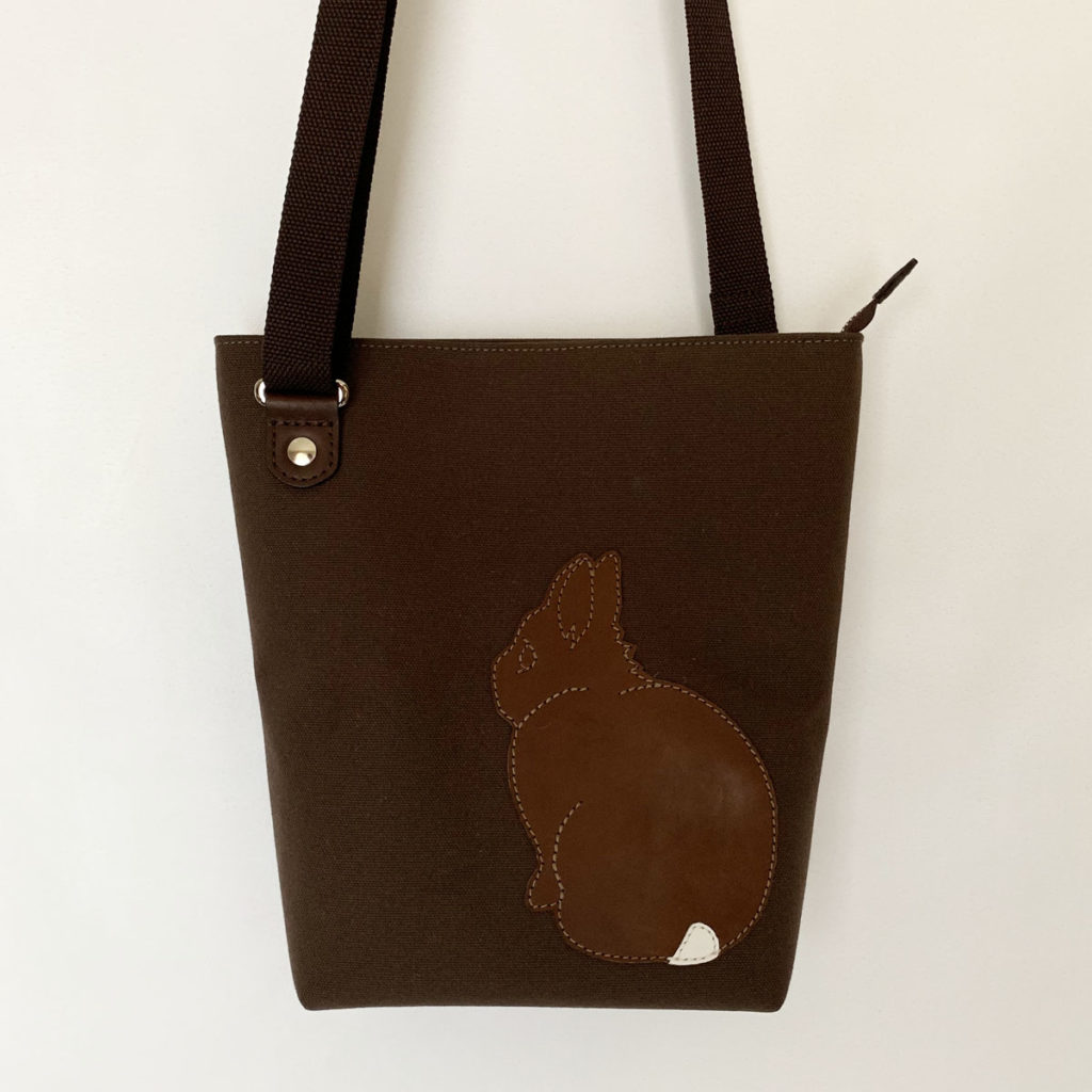 たち耳うさぎのショルダーバッグ(スクエアM・茶×茶) - うさぎ雑貨 RABBIT MOTIF(ラビットモチーフ)