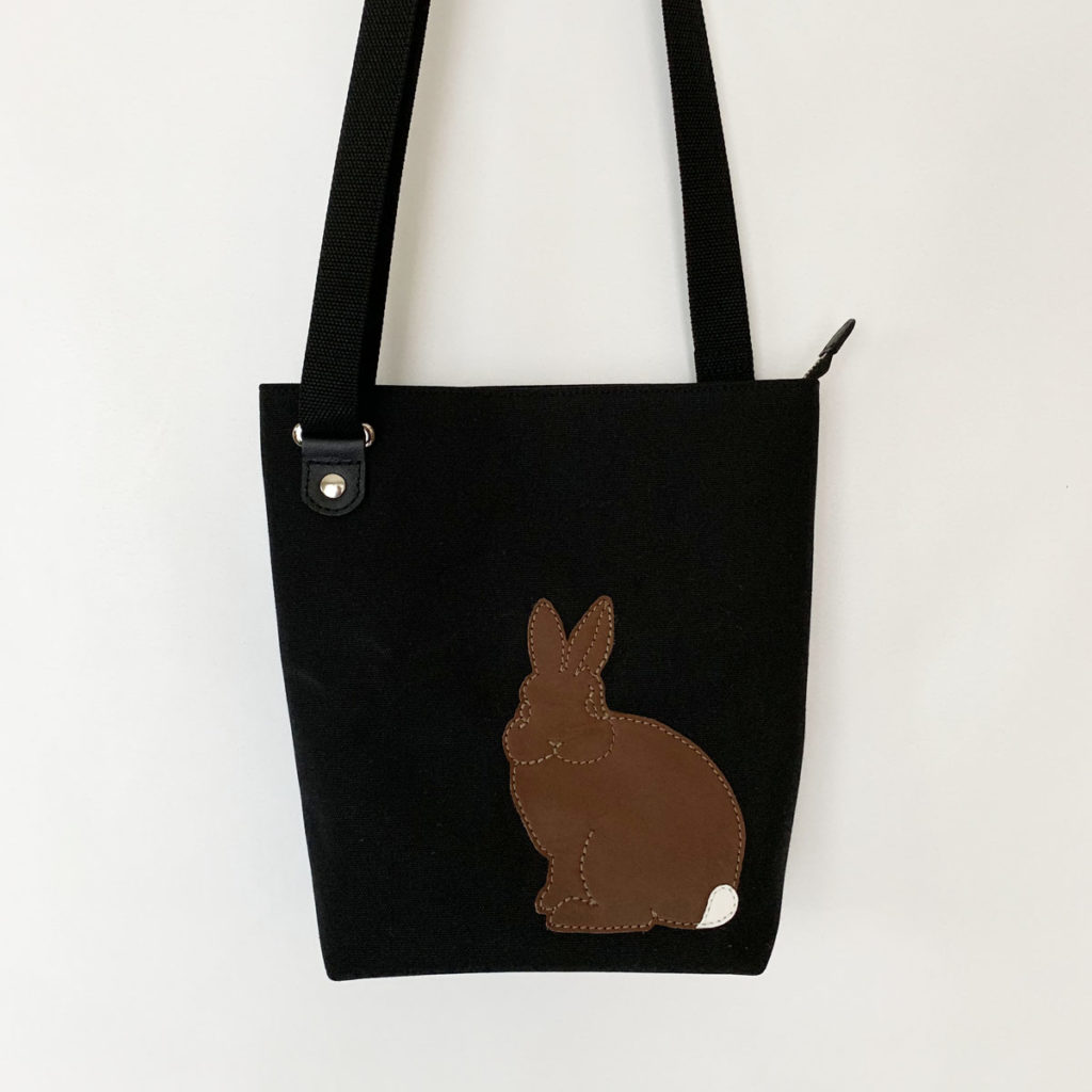 たち耳うさぎのショルダーバッグ(スクエアM・黒×茶) - うさぎ雑貨 RABBIT MOTIF(ラビットモチーフ)