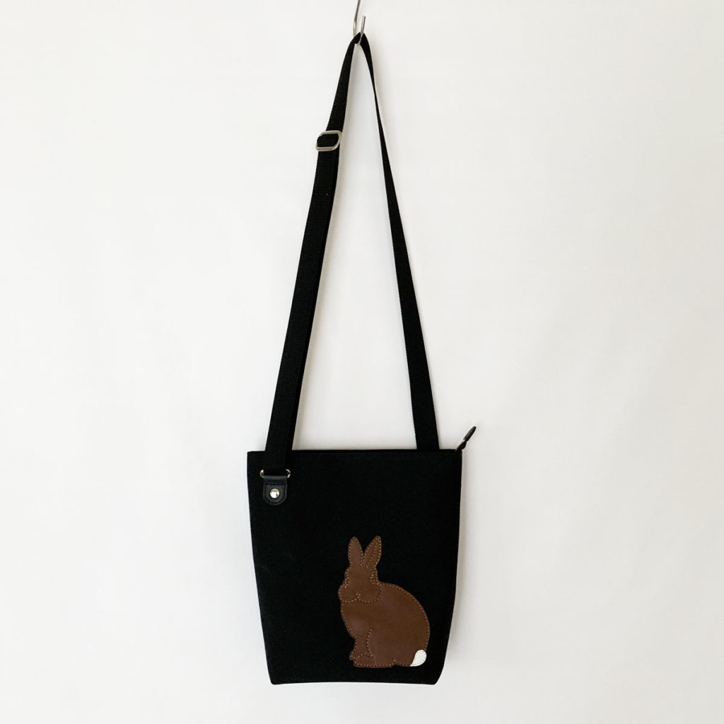たち耳うさぎのショルダーバッグ(スクエアM・黒×茶) - うさぎ雑貨 RABBIT MOTIF(ラビットモチーフ)