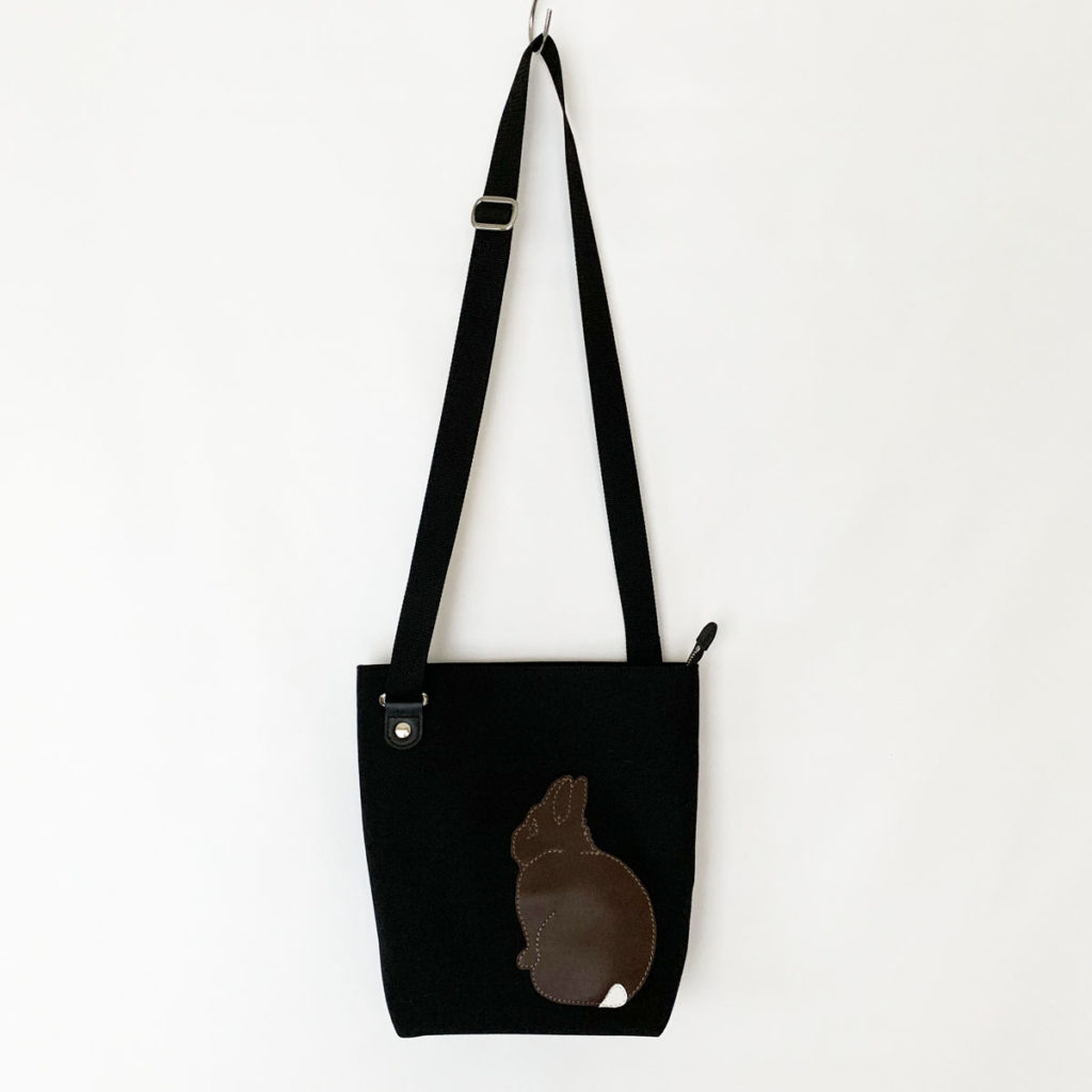 たち耳うさぎのショルダーバッグ(スクエアM・茶×こげ茶) - うさぎ雑貨 RABBIT MOTIF(ラビットモチーフ)
