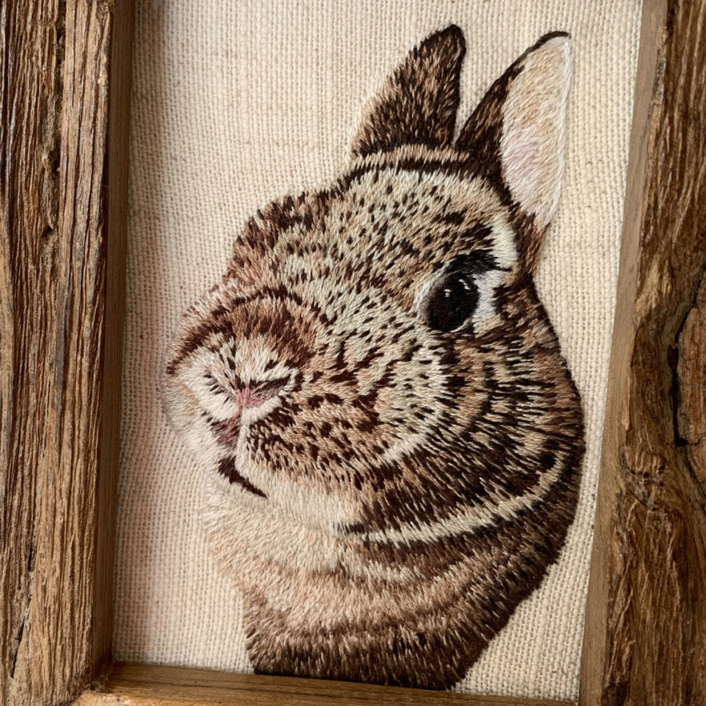 手刺繍たち耳うさぎ(リアル刺繍・流木額) - うさぎ雑貨 RABBIT MOTIF(ラビットモチーフ)