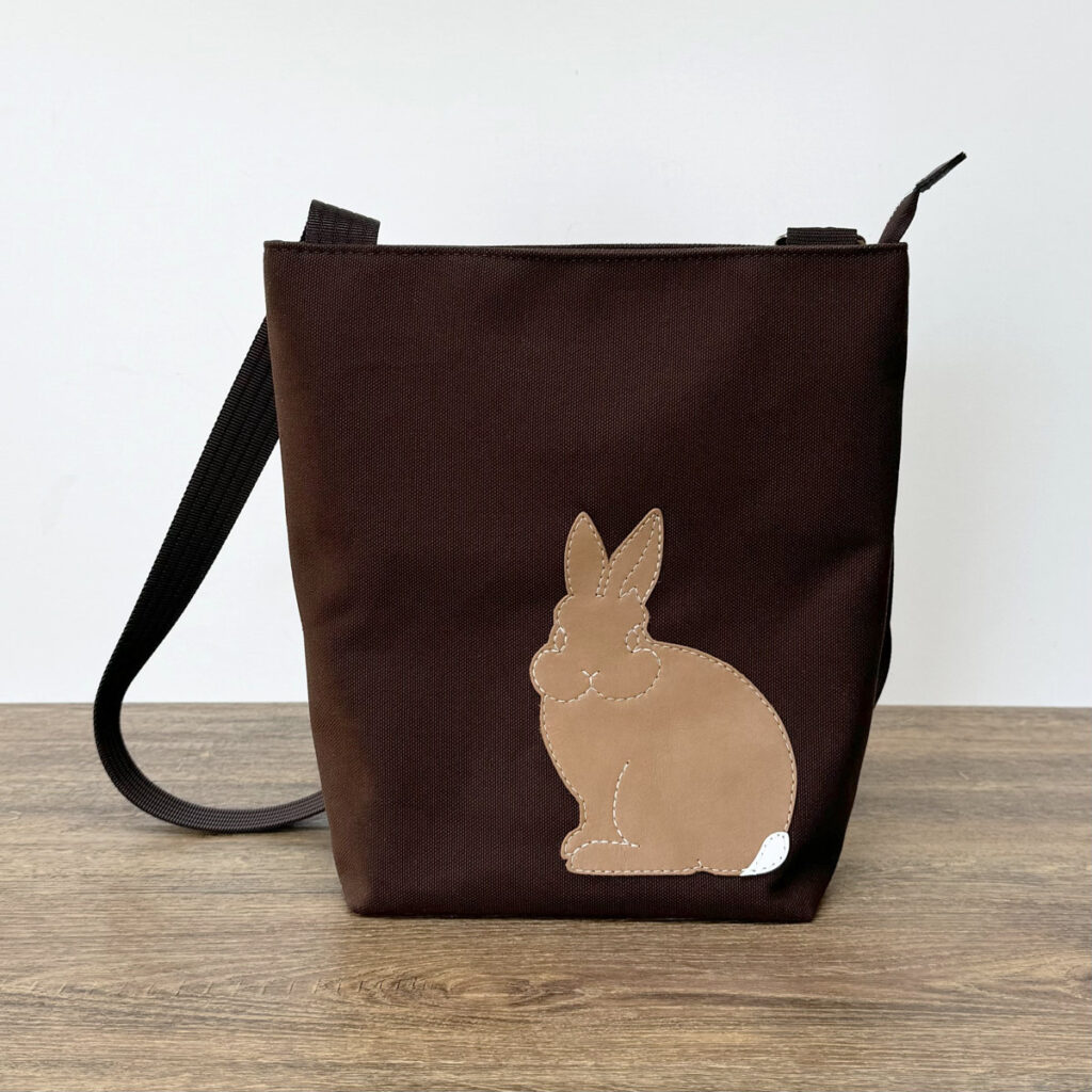 たち耳うさぎAのショルダーバッグ（スクエアM・焦茶×茶） - うさぎのバッグ工房 RABBIT MOTIF(ラビットモチーフ)