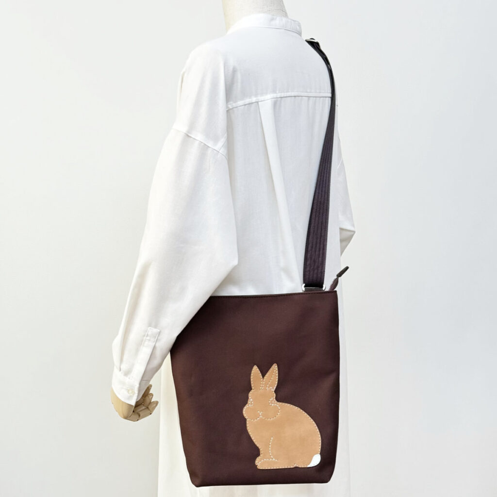 たち耳うさぎAのショルダーバッグ（スクエアM・焦茶×茶） - うさぎのバッグ工房 RABBIT MOTIF(ラビットモチーフ)