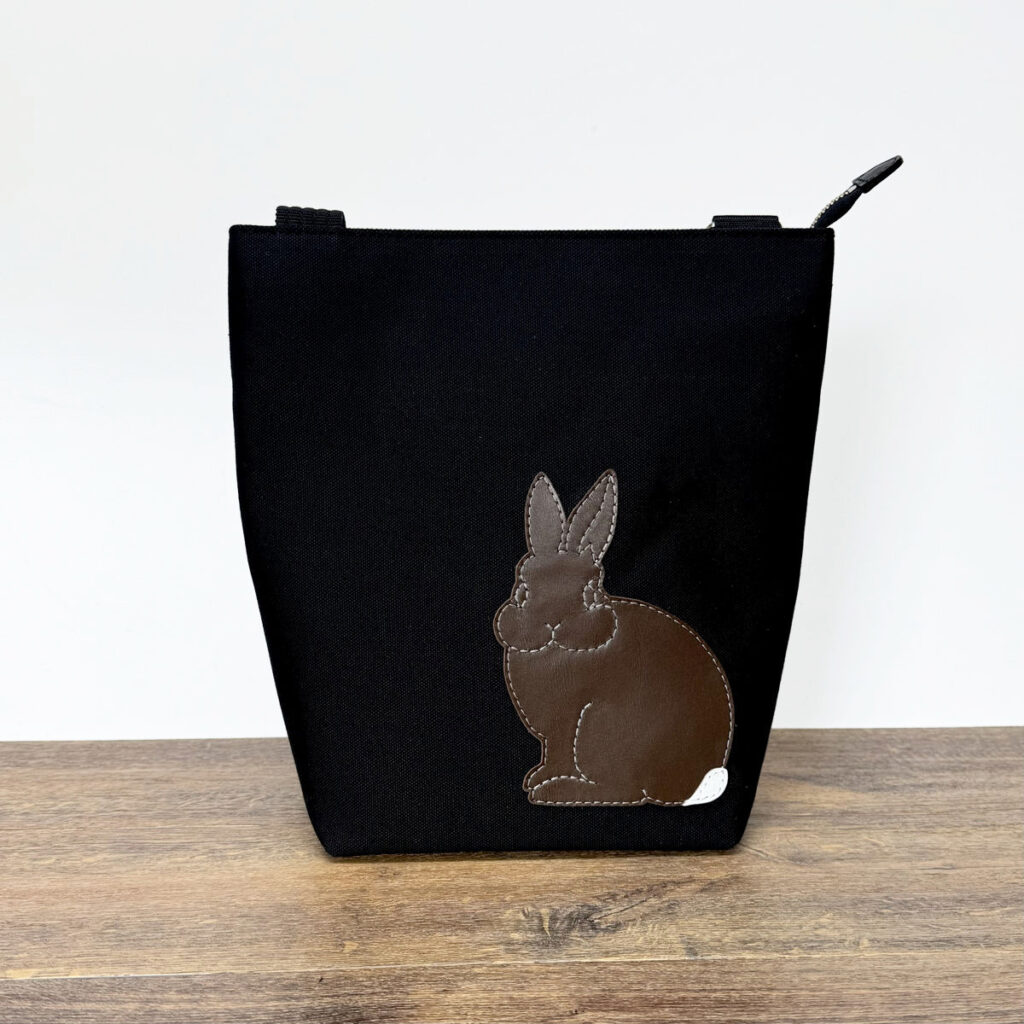 たち耳うさぎAのショルダーバッグ（スクエアM・黒×こげ茶） - うさぎのバッグ工房 RABBIT MOTIF(ラビットモチーフ)