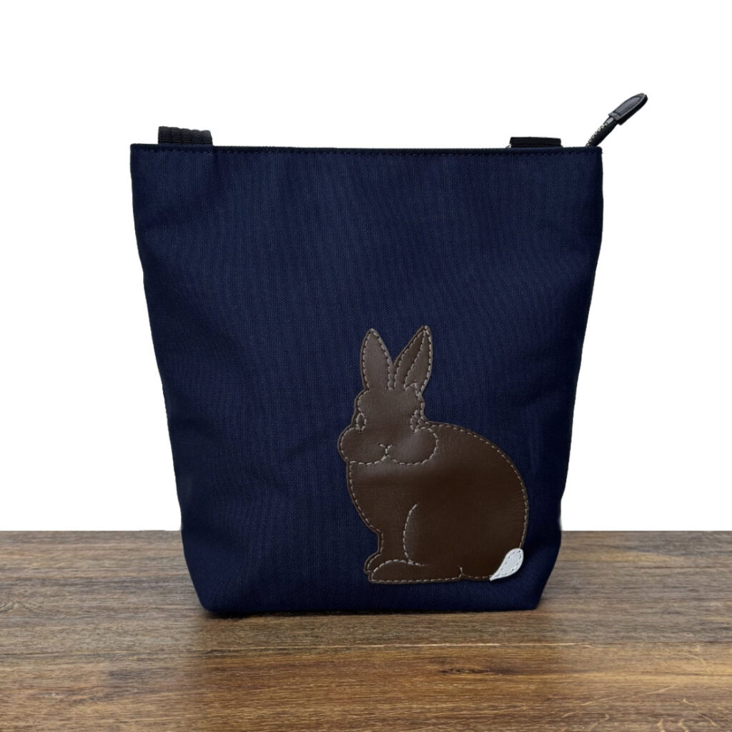 たち耳うさぎAのショルダーバッグ(スクエアM・ネイビー×こげ茶) - うさぎのバッグ工房 RABBIT MOTIF(ラビットモチーフ)