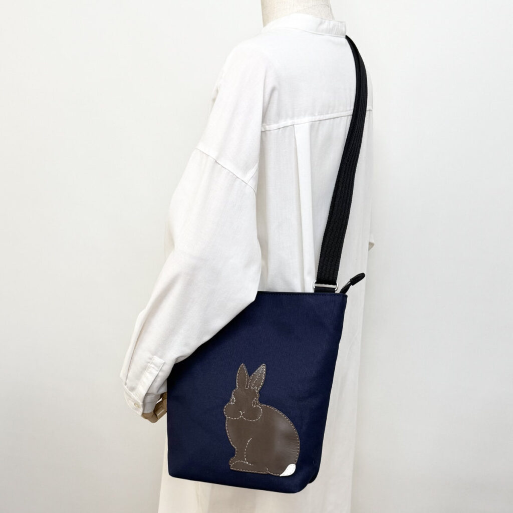 たち耳うさぎAのショルダーバッグ(スクエアM・ネイビー×こげ茶) - うさぎのバッグ工房 RABBIT MOTIF(ラビットモチーフ)