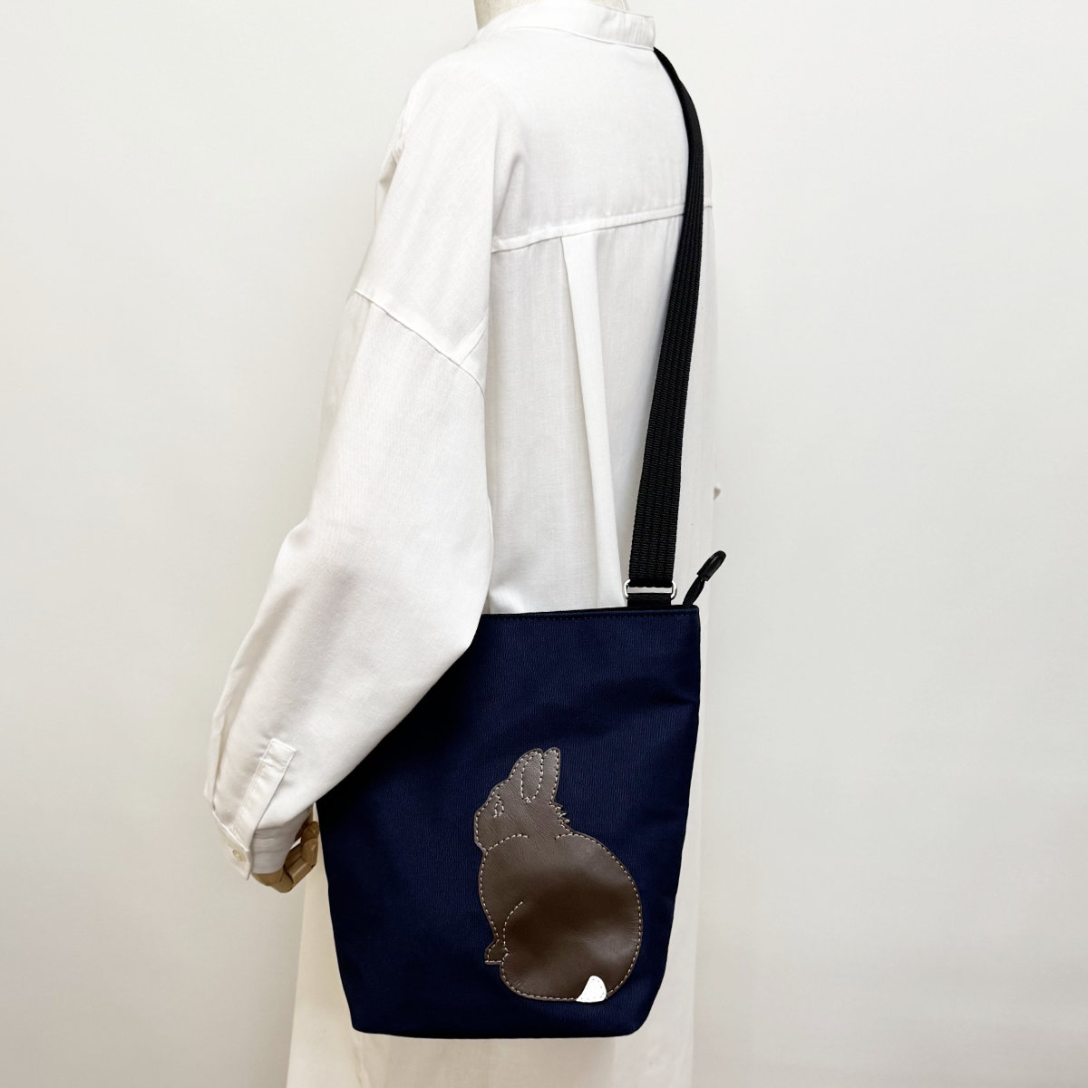 たち耳うさぎBのショルダーバッグ（スクエアM・ ネイビー×こげ茶）