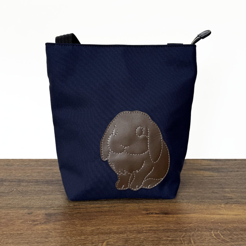 たれ耳うさぎのショルダーバッグ(スクエアM・ネイビー×こげ茶) - うさぎのバッグ工房 RABBIT MOTIF(ラビットモチーフ)
