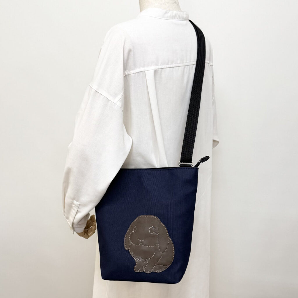 たれ耳うさぎのショルダーバッグ(スクエアM・ネイビー×こげ茶) - うさぎのバッグ工房 RABBIT MOTIF(ラビットモチーフ)