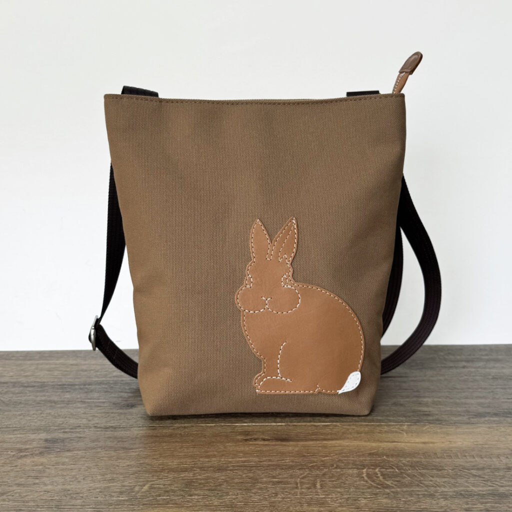 たち耳うさぎAのショルダーバッグ（スクエアM・茶×キャメル） - うさぎのバッグ工房 RABBIT MOTIF(ラビットモチーフ)
