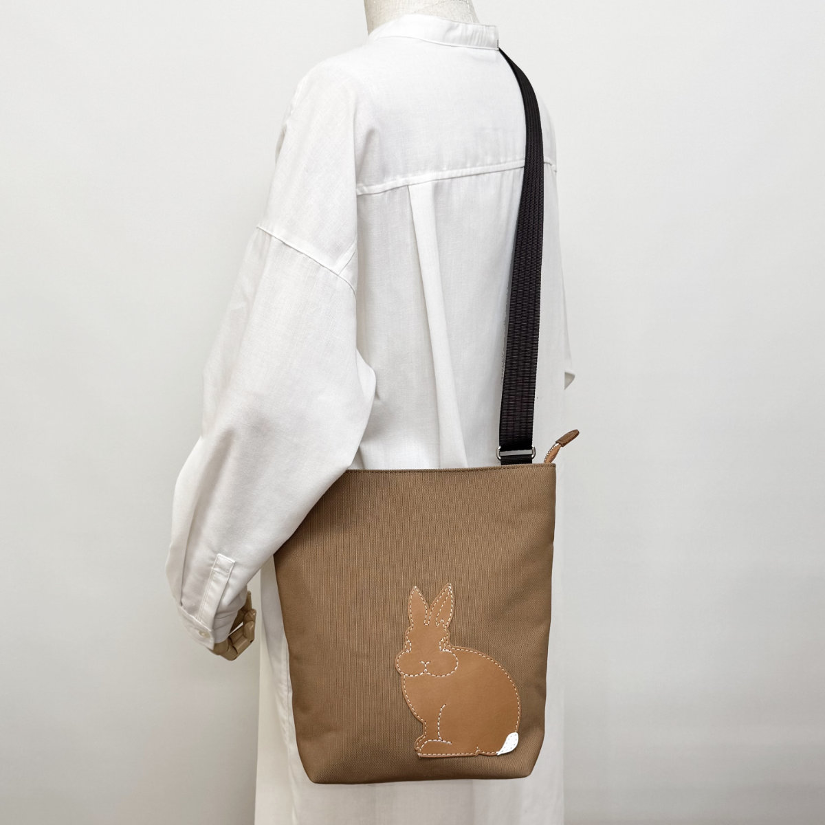 たち耳うさぎAのショルダーバッグ（スクエアM・茶×キャメル）