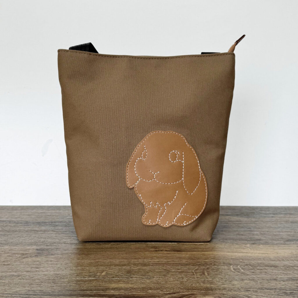 たれ耳うさぎのショルダーバッグ(スクエアM・茶×キャメル) - うさぎのバッグ工房 RABBIT MOTIF(ラビットモチーフ)