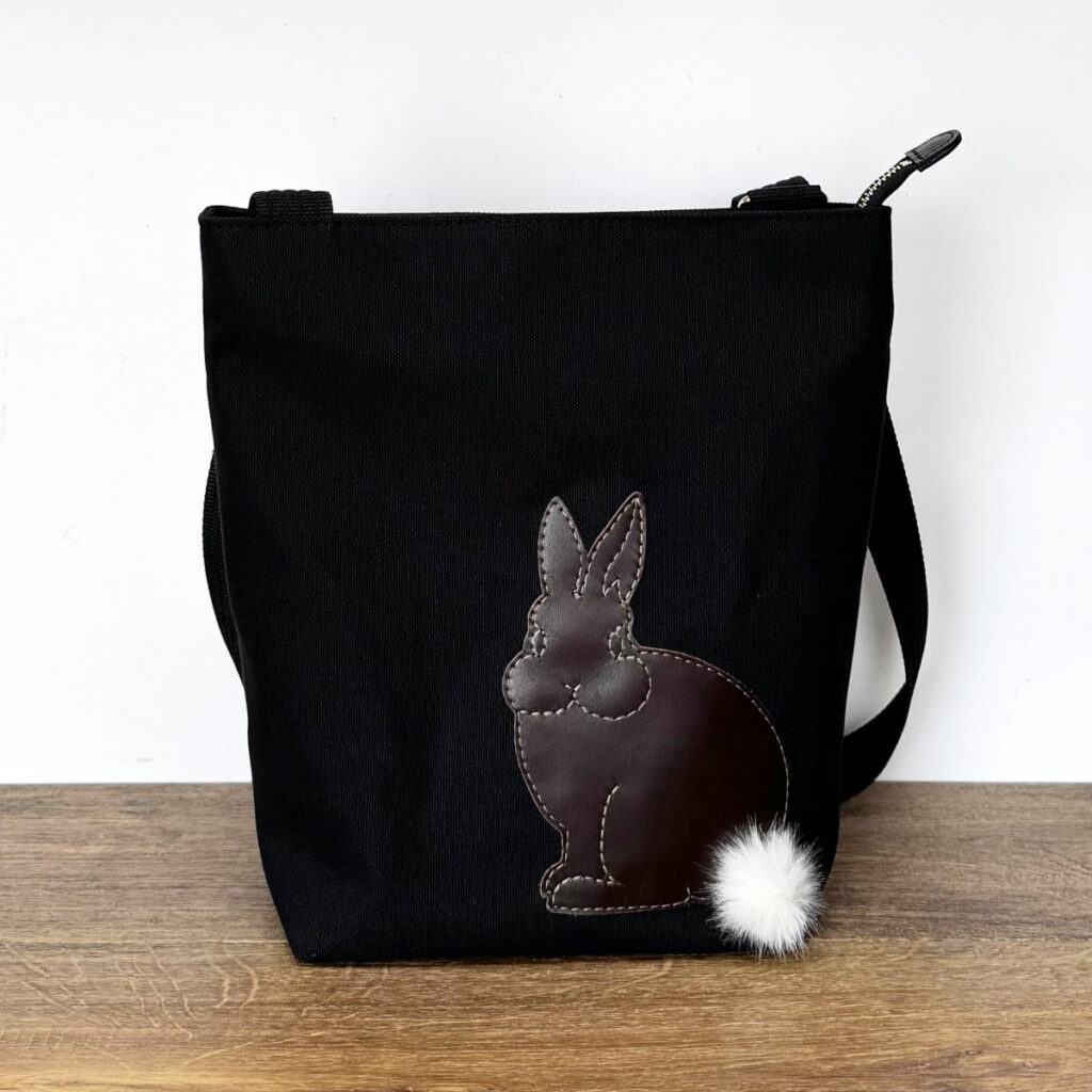 たち耳うさぎAのショルダーバッグ（スクエアM・黒×こげ茶ファーしっぽ） - うさぎのバッグ工房 RABBIT MOTIF(ラビットモチーフ)