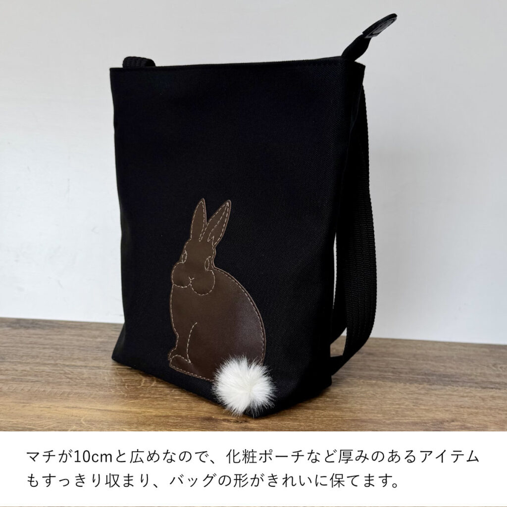 たち耳うさぎAのショルダーバッグ（スクエアM・黒×こげ茶ファーしっぽ） - うさぎのバッグ工房 RABBIT MOTIF(ラビットモチーフ)