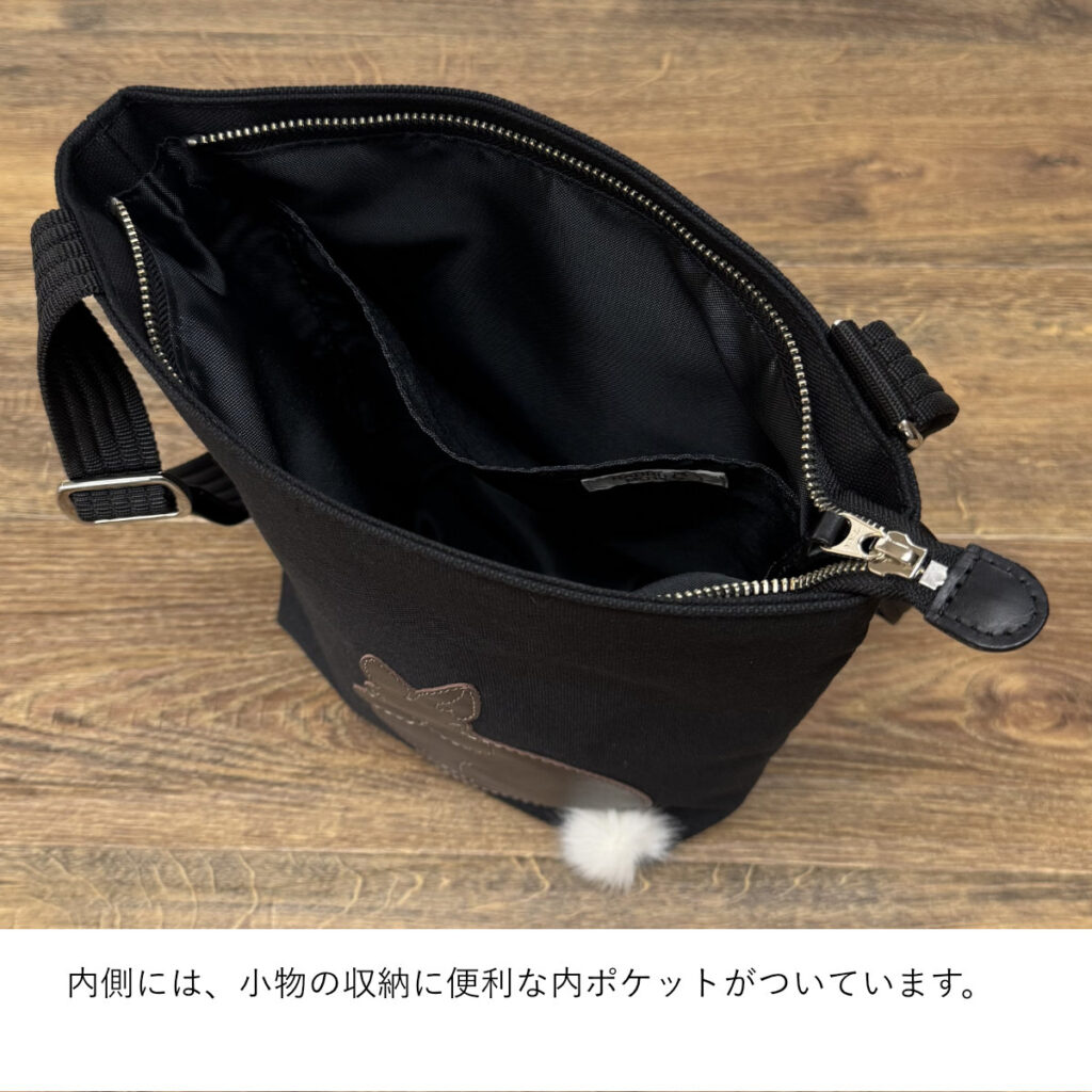 たち耳うさぎAのショルダーバッグ（スクエアM・黒×こげ茶ファーしっぽ） - うさぎのバッグ工房 RABBIT MOTIF(ラビットモチーフ)