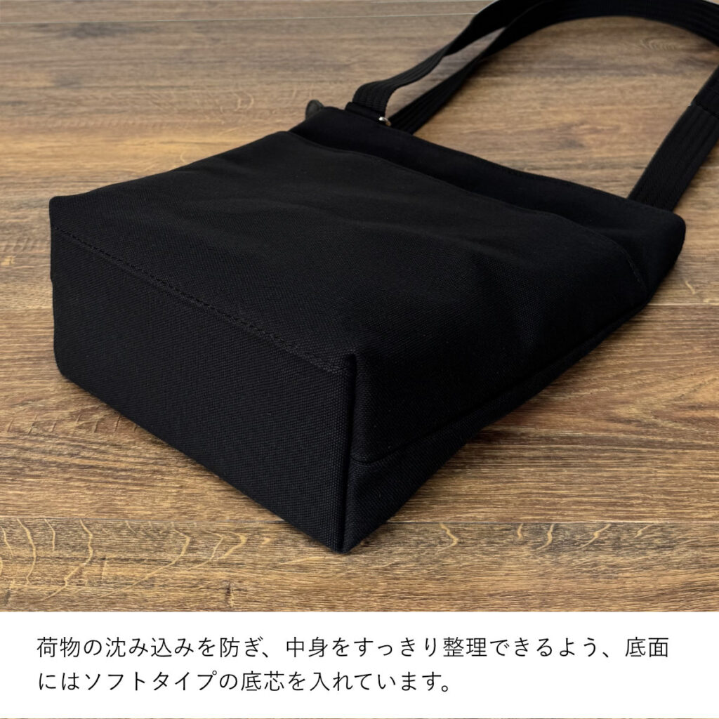 たち耳うさぎAのショルダーバッグ（スクエアM・黒×こげ茶ファーしっぽ） - うさぎのバッグ工房 RABBIT MOTIF(ラビットモチーフ)