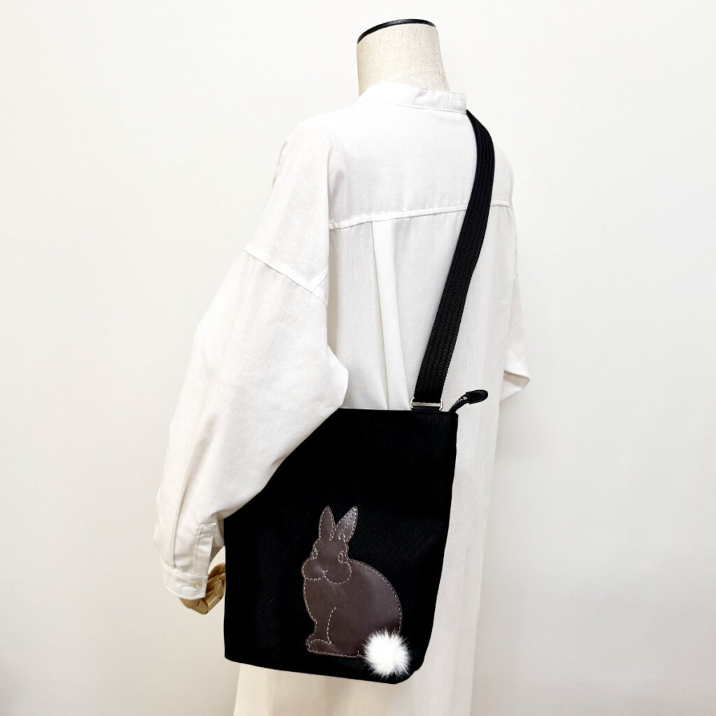たち耳うさぎAのショルダーバッグ（スクエアM・黒×こげ茶ファーしっぽ） - うさぎのバッグ工房 RABBIT MOTIF(ラビットモチーフ)