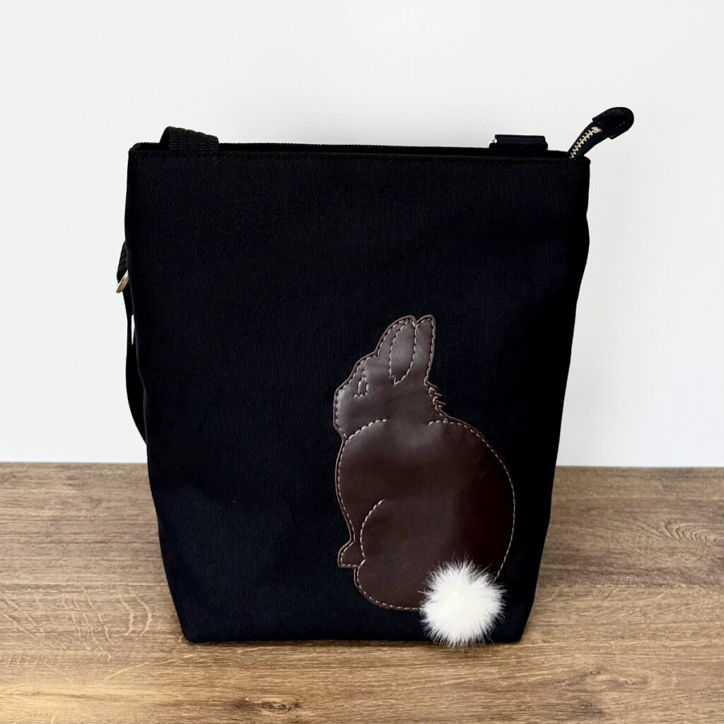 たち耳うさぎBのショルダーバッグ（スクエアM・ 黒×こげ茶ファーしっぽ） - うさぎのバッグ工房 RABBIT MOTIF(ラビットモチーフ)
