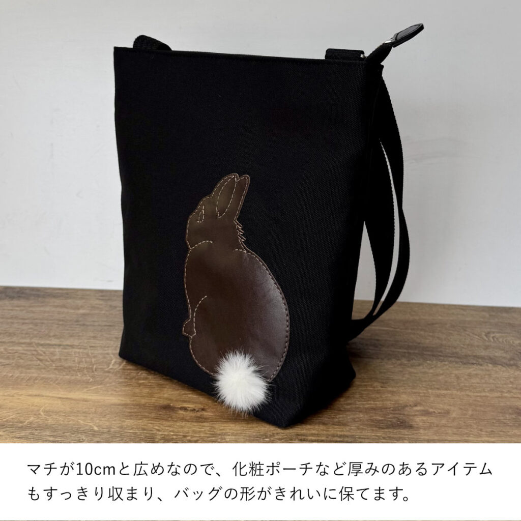 たち耳うさぎBのショルダーバッグ（スクエアM・ 黒×こげ茶ファーしっぽ） - うさぎのバッグ工房 RABBIT MOTIF(ラビットモチーフ)