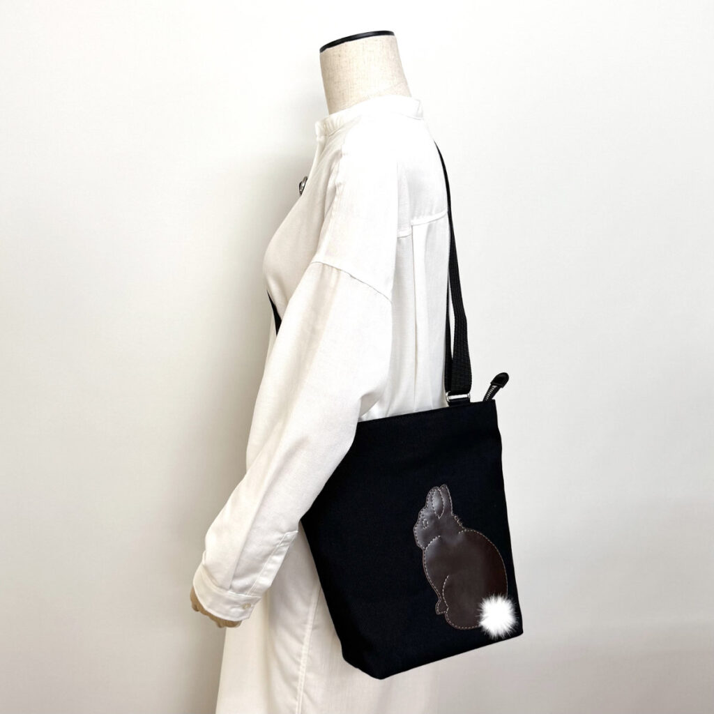 たち耳うさぎBのショルダーバッグ（スクエアM・ 黒×こげ茶ファーしっぽ） - うさぎのバッグ工房 RABBIT MOTIF(ラビットモチーフ)