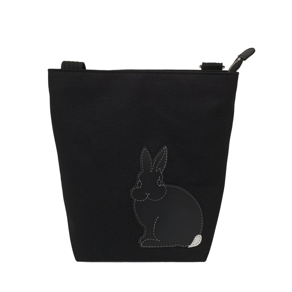 たち耳うさぎAのショルダーバッグ（スクエアM・黒×黒） - うさぎのバッグ工房 RABBIT MOTIF(ラビットモチーフ)