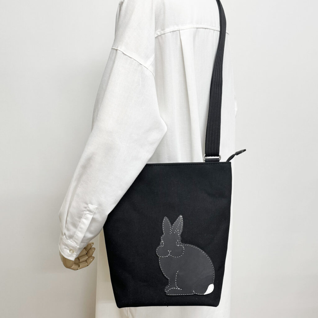 たち耳うさぎAのショルダーバッグ（スクエアM・黒×黒） - うさぎのバッグ工房 RABBIT MOTIF(ラビットモチーフ)