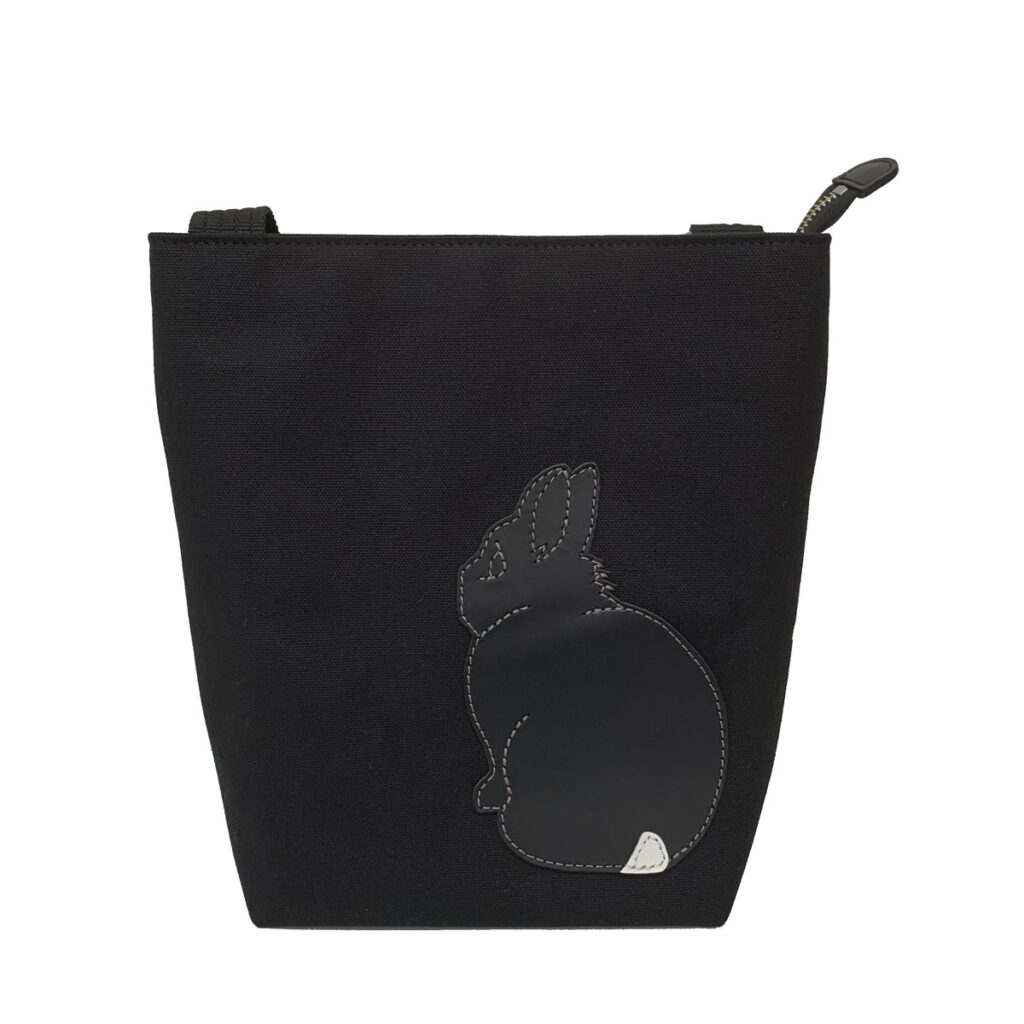 たち耳うさぎBのショルダーバッグ（スクエアM・黒×黒） - うさぎのバッグ工房 RABBIT MOTIF(ラビットモチーフ)