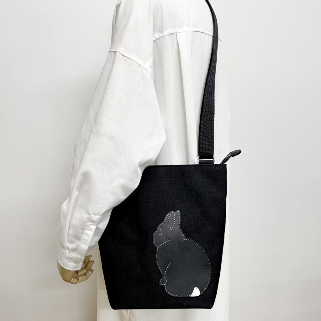 たち耳うさぎBのショルダーバッグ（スクエアM・黒×黒） - うさぎのバッグ工房 RABBIT MOTIF(ラビットモチーフ)
