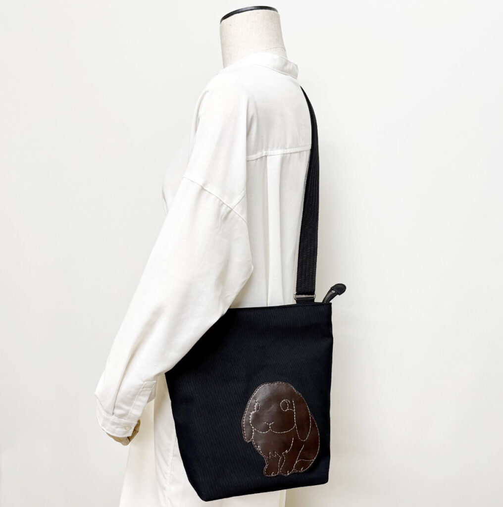 たれ耳うさぎのショルダーバッグ（スクエアM・黒×こげ茶） - うさぎのバッグ工房 RABBIT MOTIF(ラビットモチーフ)