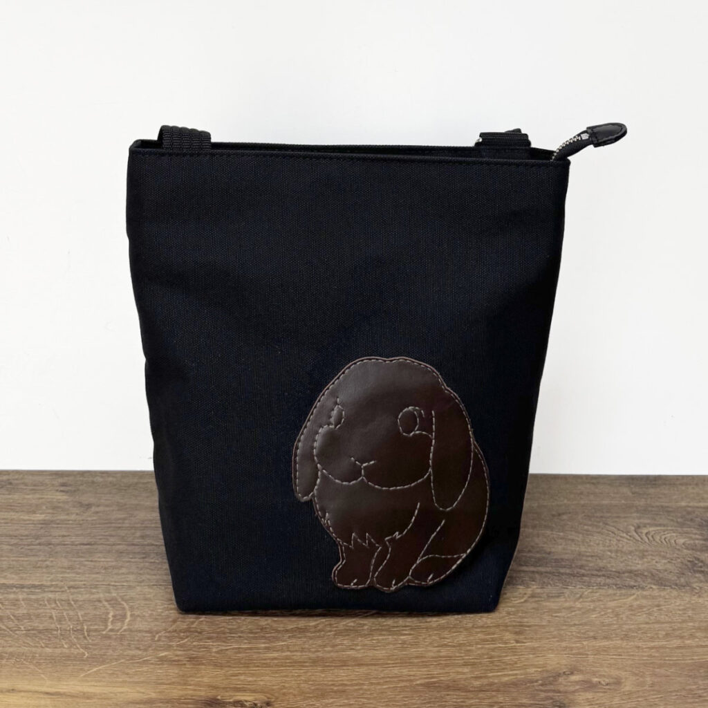 たれ耳うさぎのショルダーバッグ（スクエアM・黒×こげ茶） - うさぎのバッグ工房 RABBIT MOTIF(ラビットモチーフ)