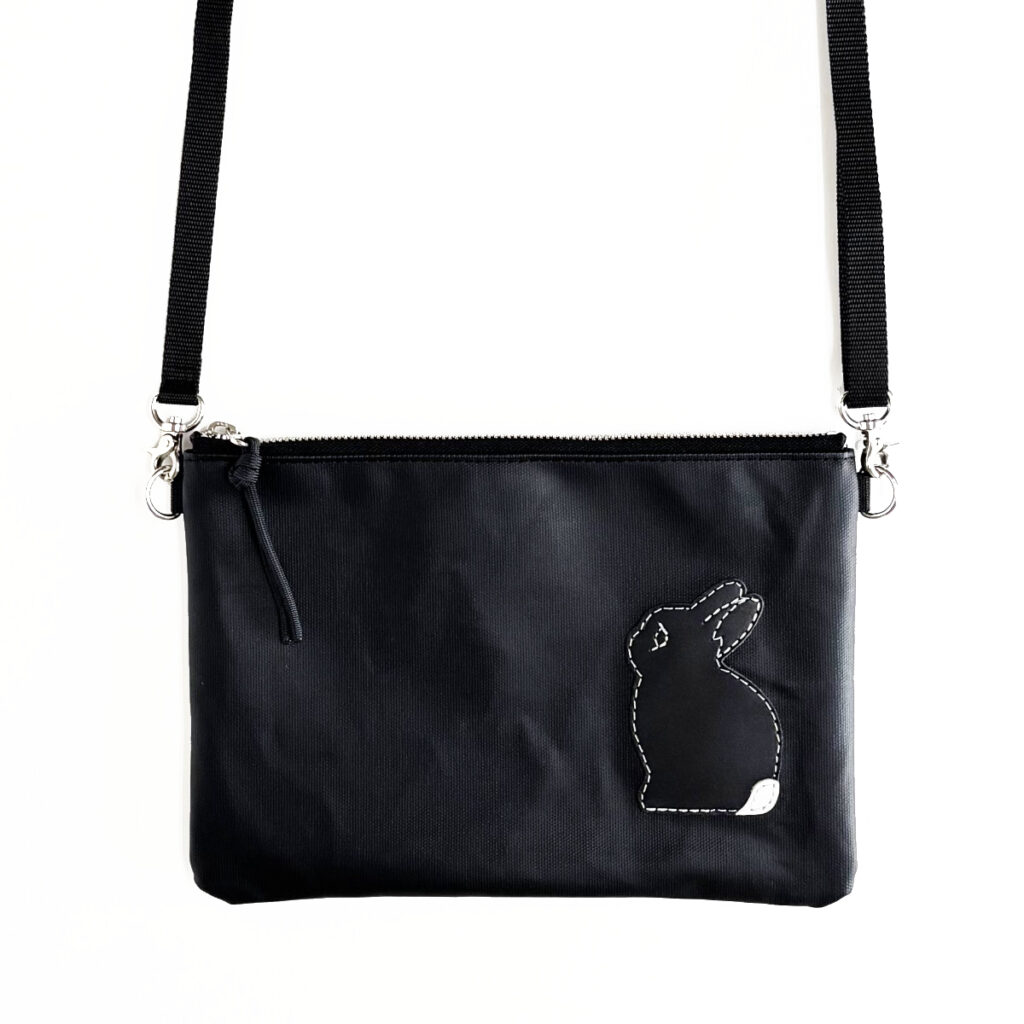 たち耳うさぎのサコッシュ（黒） - うさぎのバッグ工房 RABBIT MOTIF(ラビットモチーフ)