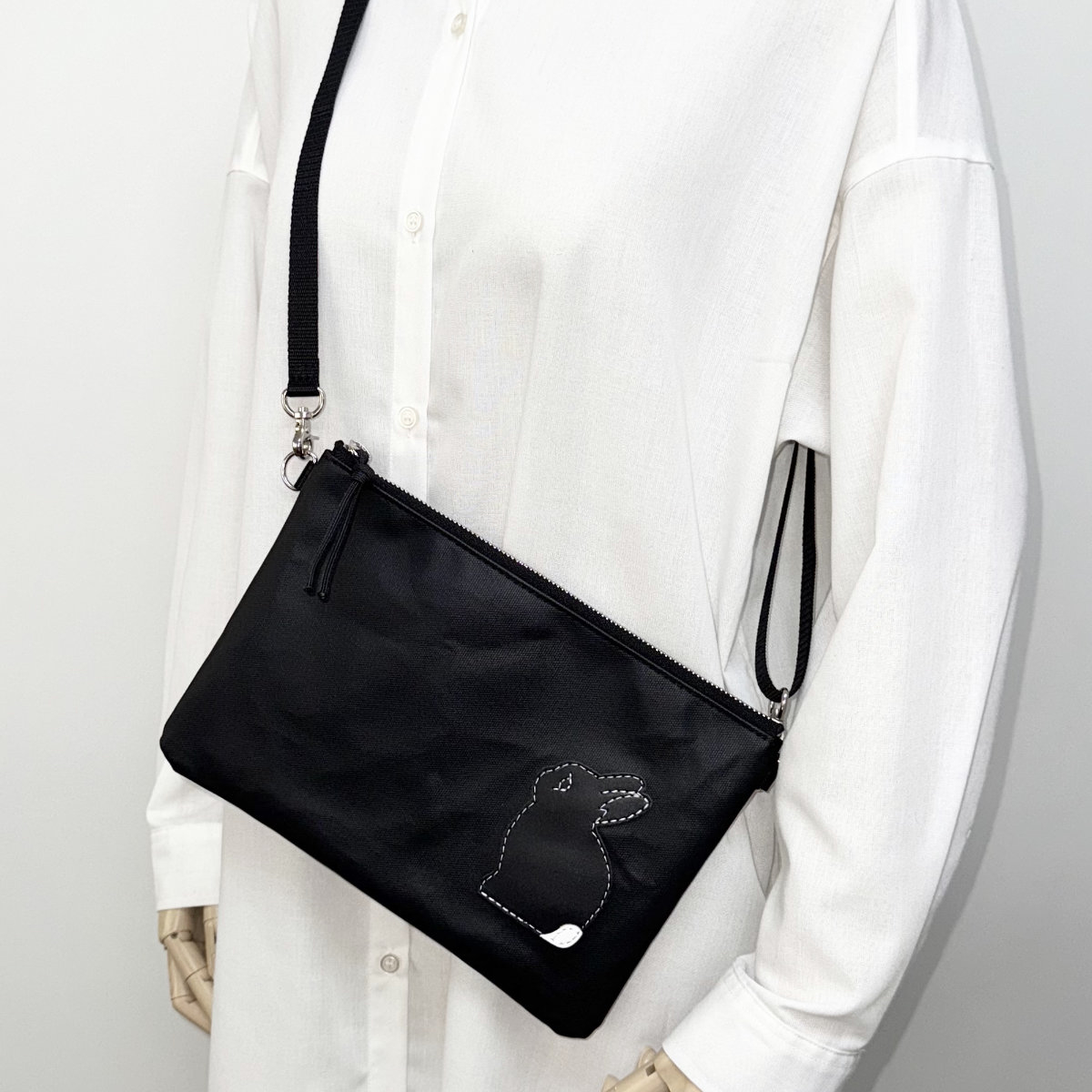 たち耳うさぎのサコッシュ（黒）